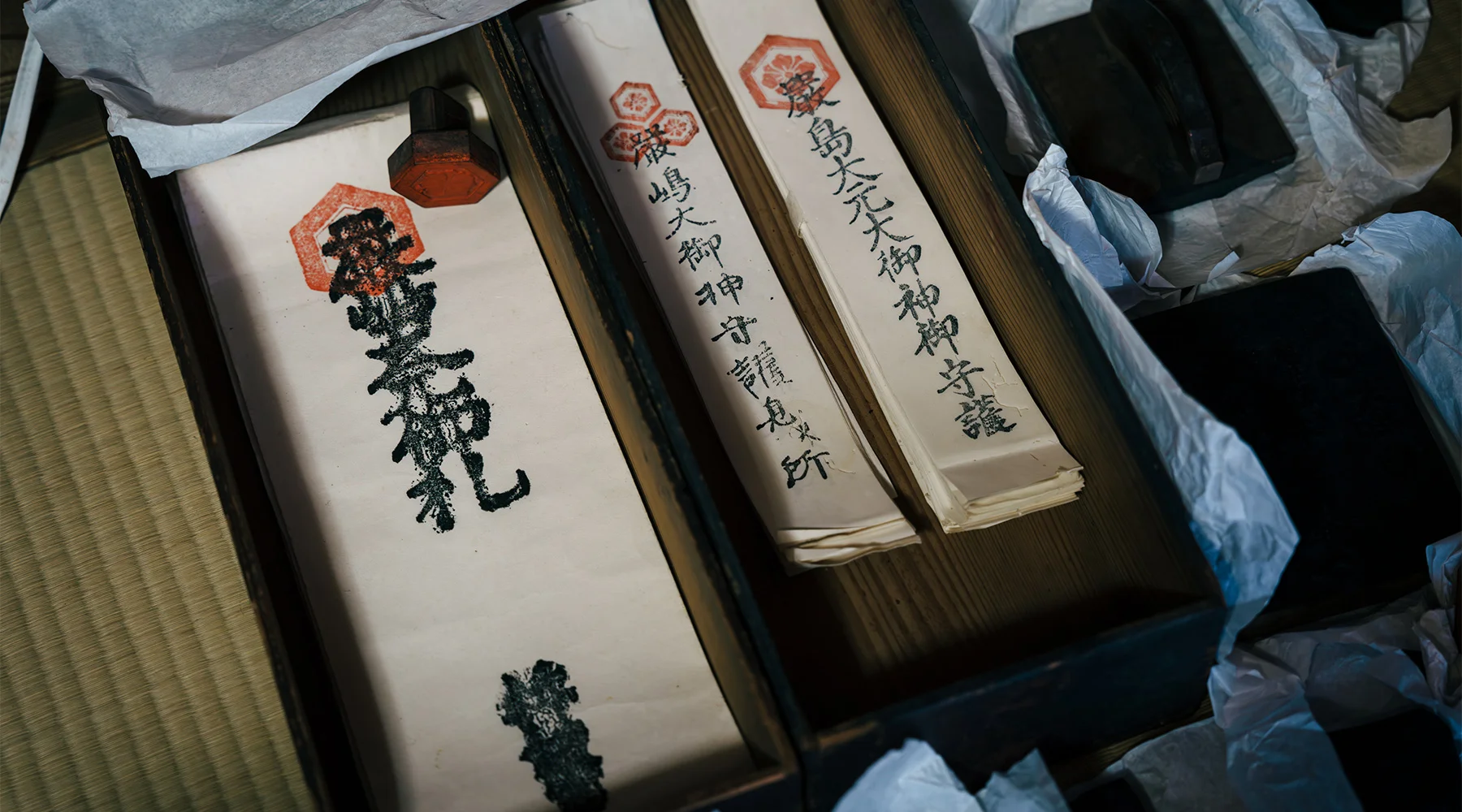 参拝者に配られた札やそれを刷る道具など、江戸時代の貴重な品を保管している。