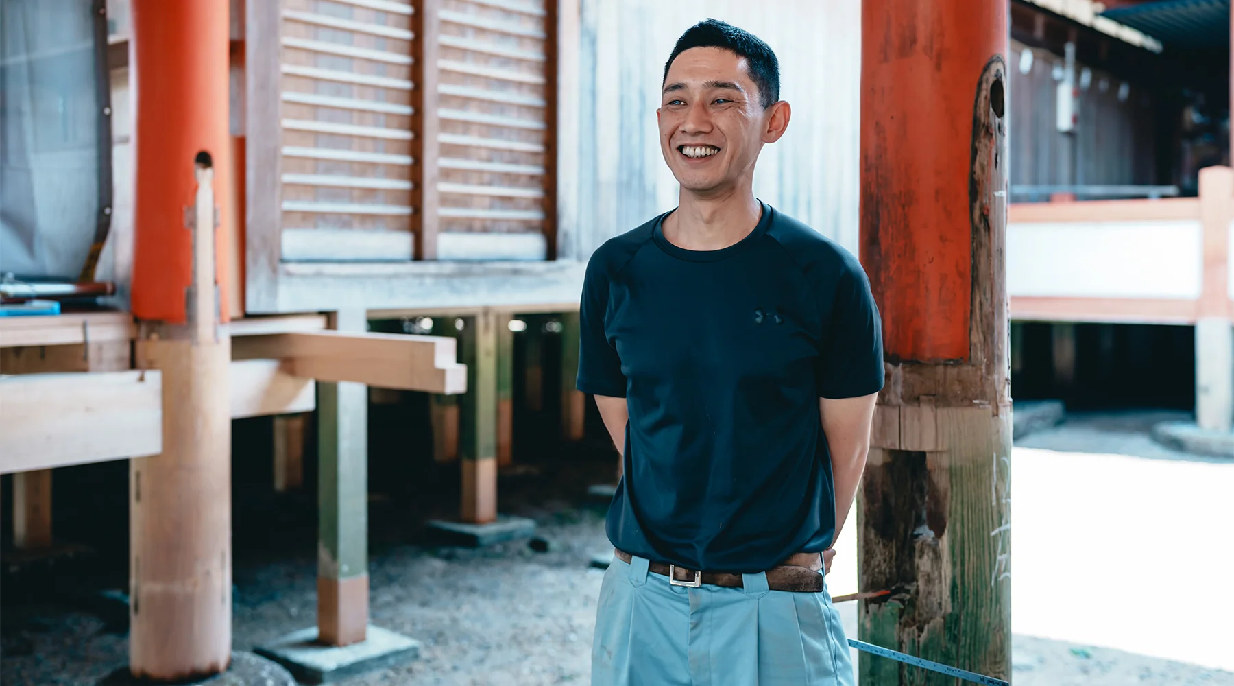 Mr. Mikitoshi Hino, a miyadaiku carpenter. In 2024, he brought his family from Shimane Prefecture to settle on Miyajima.