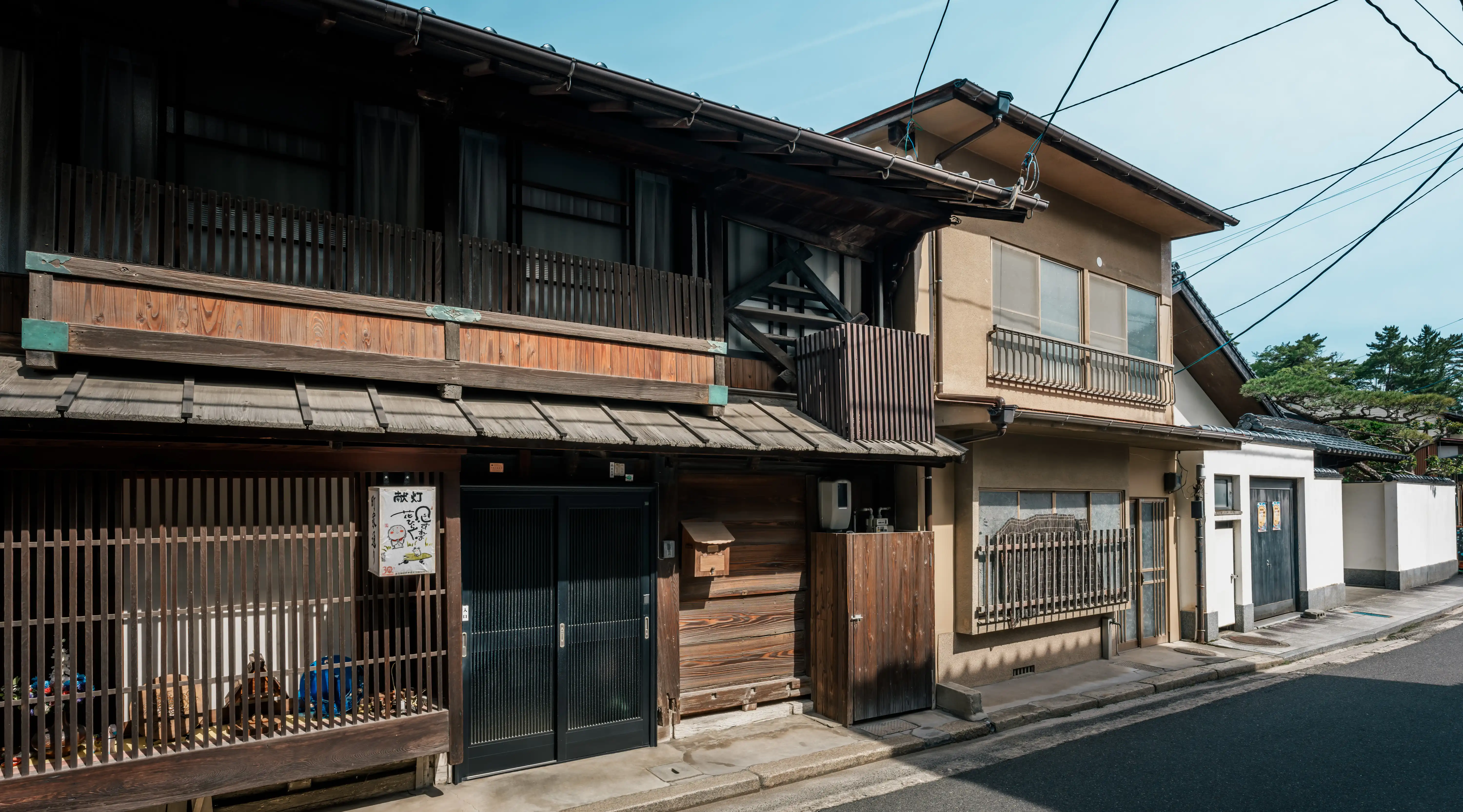 建物全体から堅牢さが伝わってくる吉田家。建物内部には現役の井戸もある。