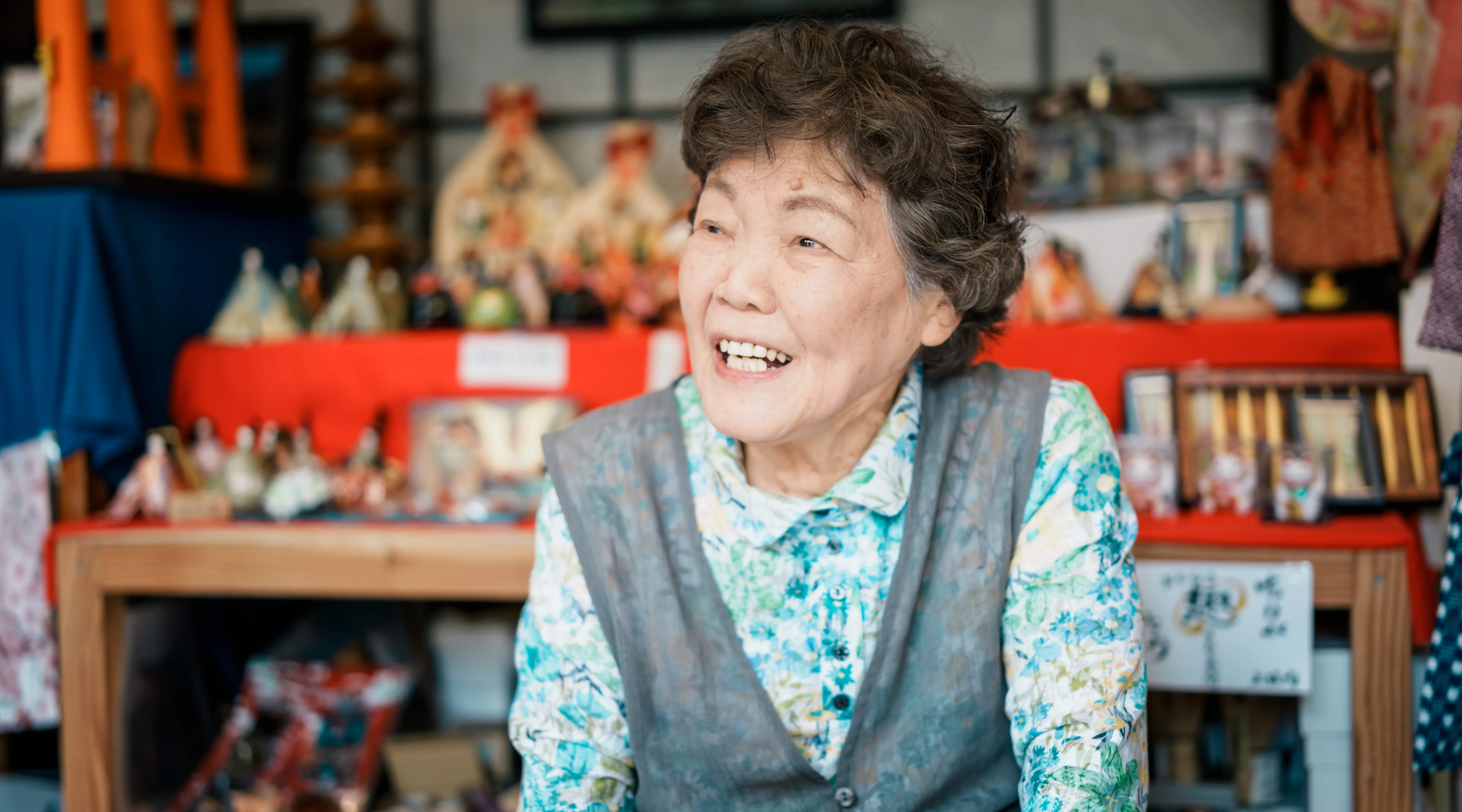 「町家通りの人たちと助け合って生きてきました」と上垣内ヨシコさん。観光客からの「また来るね」という言葉を励みに店先に立つ。